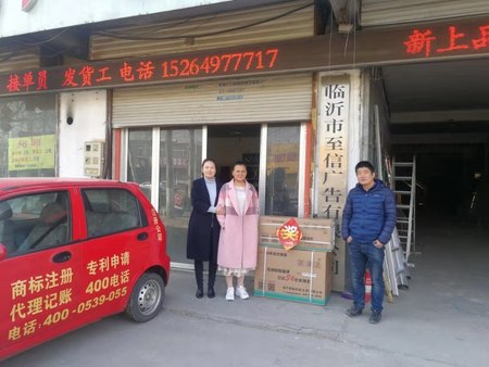 上门给新合作客户送礼品