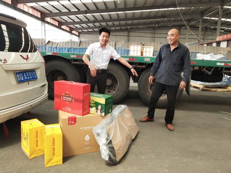 客户慰问上门送礼品