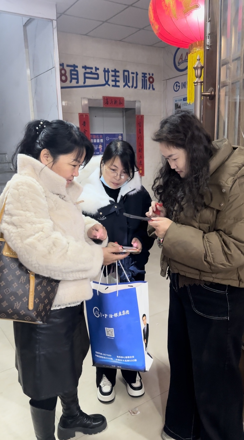 3、砸金蛋中大红包财务现场扫码.jpg
