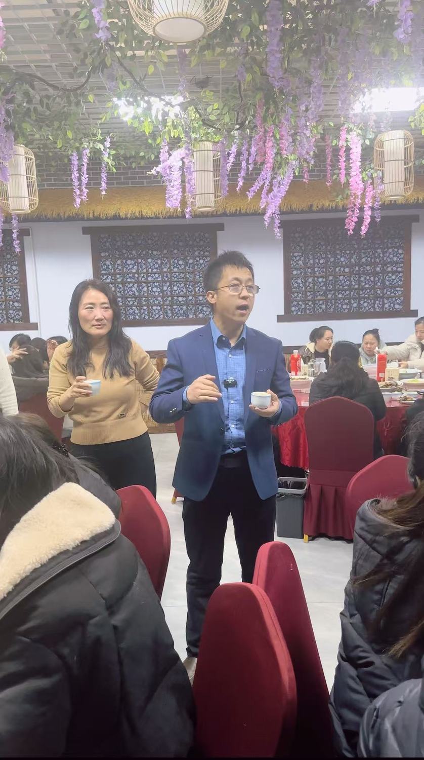 6、董事长带管理人员给大家敬酒.jpg