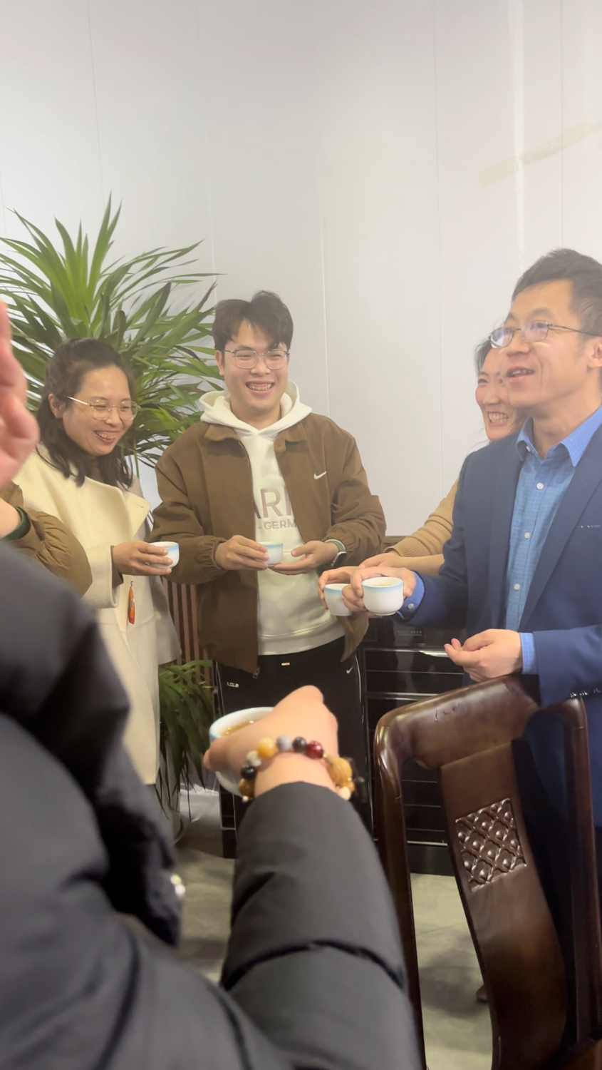 7员工给董事长敬酒.png