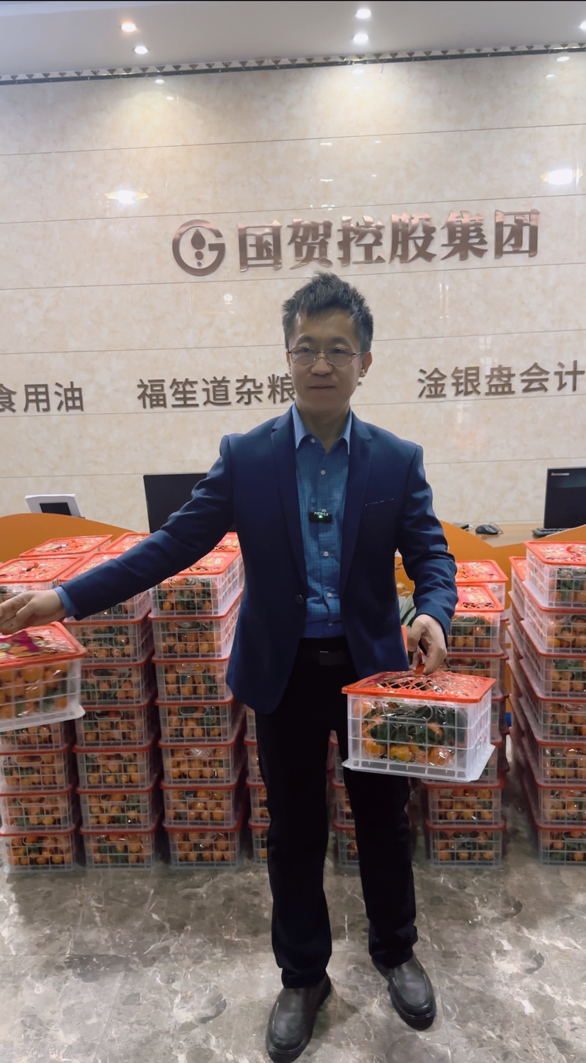 4、董事长亲自为大家送上砂糖橘.png